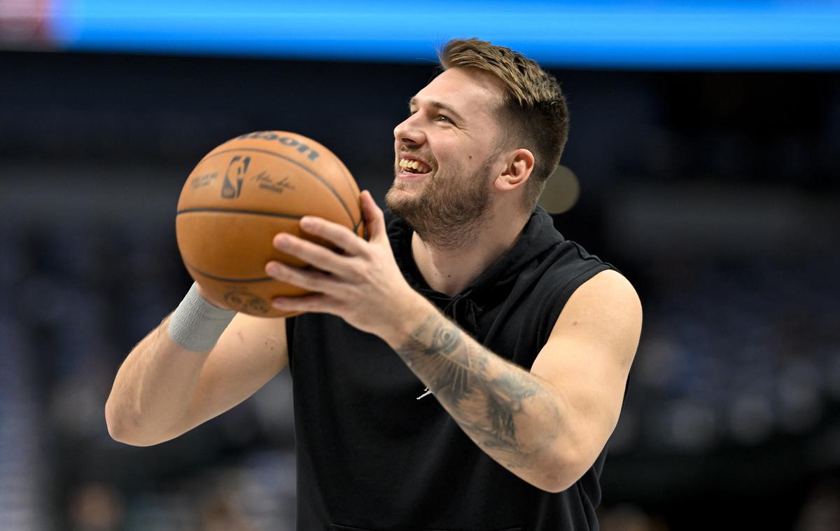 Luka Dončić Dallas Portland | Luka Dončić si je pred srečanjem s Portlandom vzel čas za brata Marshall in ju obdaroval. | Foto Reuters