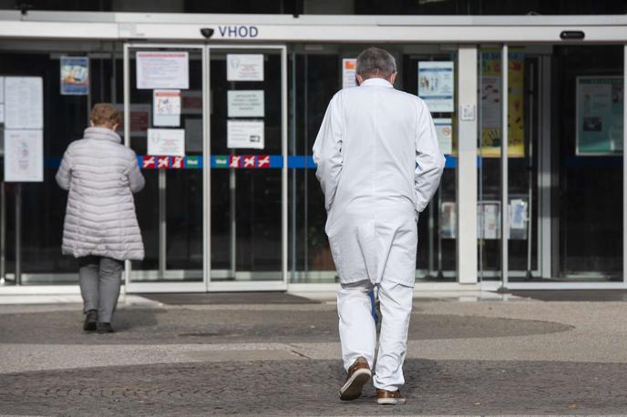 zdravniki pred UKC Ljubljana | Daleč največjo izgubo, to je 20,7 milijona evrov, je imel lani Univerzitetni klinični center (UKC) Ljubljana, kar je 5,4 milijona manj kot leta 2022. | Foto STA