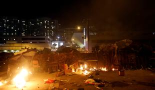 V Hongkongu novi spopadi protestnikov s policijo