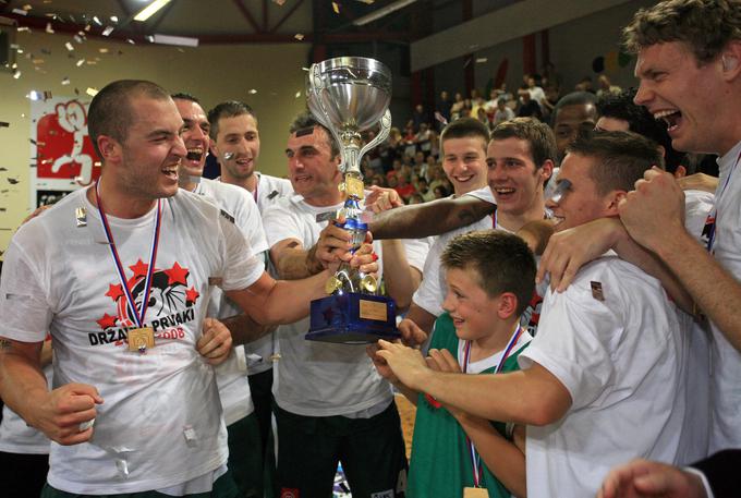 Skok v leto 2008: mladi Luka Dončić med slavjem Olimpije. | Foto: Vid Ponikvar