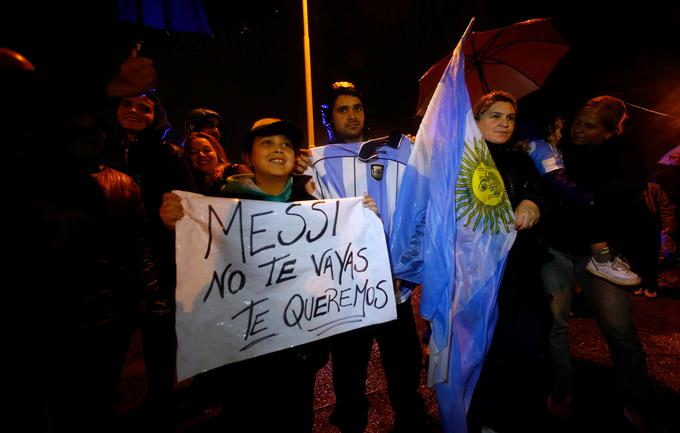 Navijači Argentine si želijo, da bi si Messi v bližnji prihodosti premislil. | Foto: 