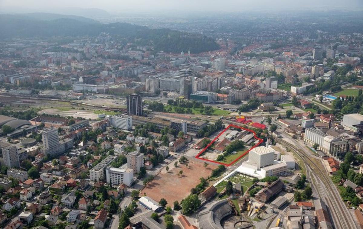 Zemljišče na Parmovi ulici v Ljubljani | Predmet prodaje je 32 večinoma zazidanih stavbnih zemljišč skupne površine 13 tisoč kvadratnih metrov, na katerih stoji več starejših poslovnih objektov, primernih za rušenje. | Foto DUTB