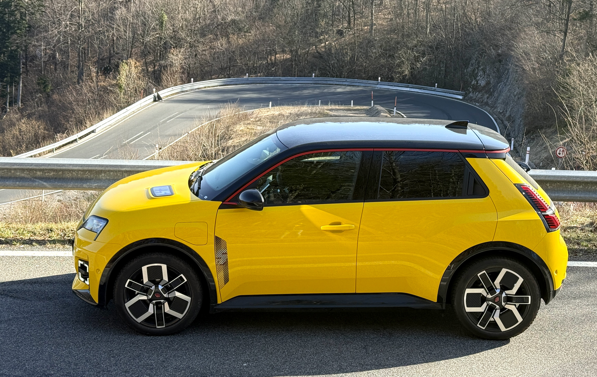 Renault 5 | Renault 5 na znamenitih Planinskih ridah. Majhni električni avtomobil se na taki cesti zelo dobro znajde. | Foto Gregor Pavšič