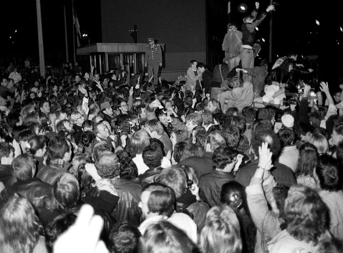 Prebivalci Zahodnega Berlina so 8. novembra 1989 na nadzorni točki Charlie pozdravili someščane iz Vzhodnega Berlina. | Foto: Reuters