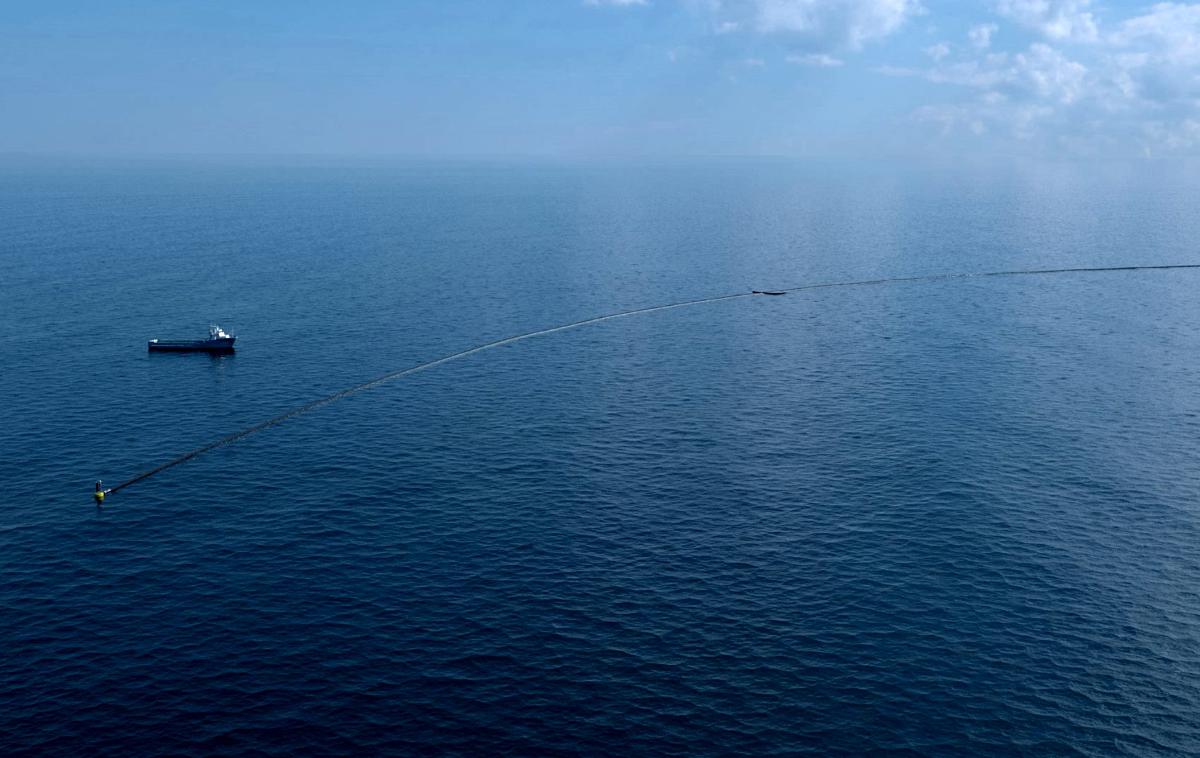 The Ocean Cleanup | Preizkusni sistem za lovljenje plastičnih odpadkov, ki plavajo na gladini oceana oziroma tik pod njo.  | Foto The Ocean Cleanup