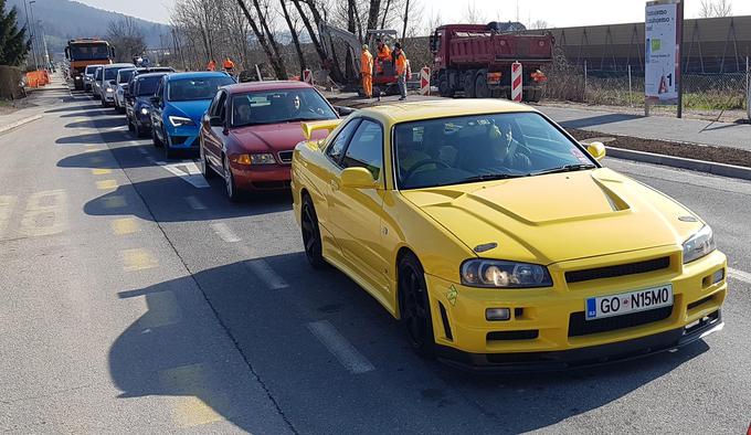 Rumeni nissan skyline pripada Slovenki in je bil tokrat edini avtomobil z volanom na desni strani. | Foto: Metka Prezelj