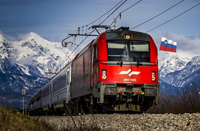 Želite doživeti nepozabno nogometno izkušnjo, polno strasti, vznemirjenja in nepozabnih trenutkov? Slovenske železnice predstavljajo edinstveno priložnost, da postanete del nogometne zgodovine in doživite nepozabno izkušnjo na UEFA Euro 2024 na nov način. | Foto: Slovenske železnice