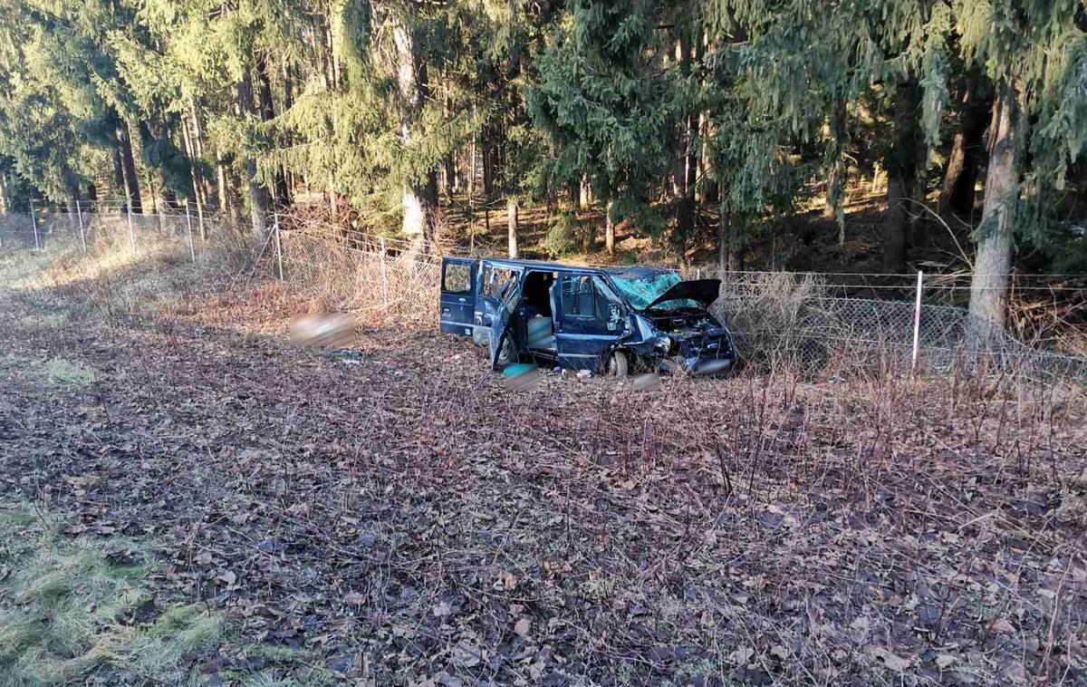 nesreča kranj | Kot so objavili pri upravi za zaščito in reševanje, je na gorenjski avtocesti pred izvozom Kranj - zahod v smeri Jesenic kombinirano vozilo zapeljalo v obcestni jarek, se prevrnilo in trčilo v drevo. | Foto PU Kranj