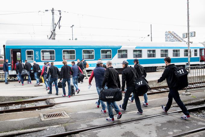 slovenska hokejska reprezentanca pot na Madžarsko | Foto: Vid Ponikvar