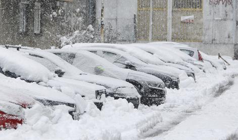 Zaradi snega v BiH več deset tisoč ljudi brez elektrike