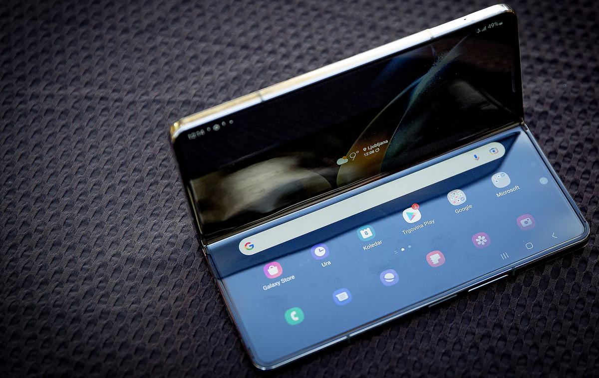 Samsung Galaxy Z Fold4 | Pregibni telefon Samsung Galaxy Z Fold4 lahko uspešno nadomesti pametni telefon in tablico, v nekaterih primerih tudi osebni računalnik. | Foto Ana Kovač