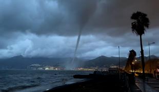 Mestu se je približeval tornado. Prebivalci so zadrževali dih. #video