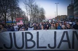 Nekaj sto protestnikov blokiralo središče Ljubljane #video #foto