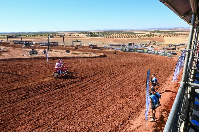 Tim Gajser in Ruben Fernandez v prvem zavoju v Cozarju na petkovem treningu štartov | Foto: Matej Podgoršek