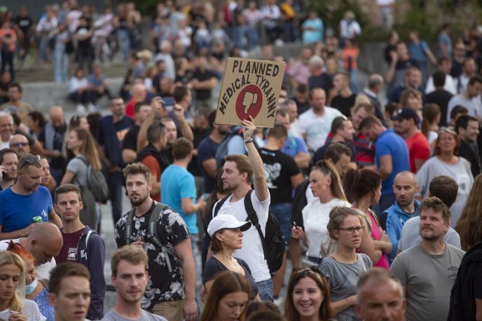 Nasilni protesti proti ukrepom vlade PCT. | Na javnih zbiranjih nad 50 oseb bo obvezno izpolnjevanje pogoja PCT Ljubljana, 16. septembra - Vlada je na današnji seji s spremembo odloka o začasni omejitvi zbiranja določila, da bo zbiranje nad 50 ljudi na organiziranih javnih prireditvah in javnih shodih v zaprtih ali odprtih prostorih dovoljeno pod pogojem, da udeleženci izpolnjujejo pogoj PCT.  Spremembe odloka o začasni omejitvi zbiranja ljudi zaradi preprečevanja okužb z novim koronavirusom bodo začele veljati dan po objavi v Uradnem listu. | Foto Bojan Puhek