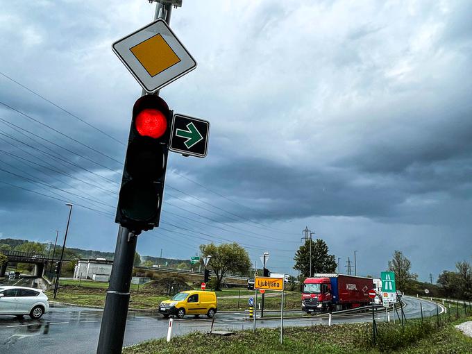 Velika večina voznikov še ne pozna nove prometne ureditve ali pa je pri tem početju zelo previdna. | Foto: Gašper Pirman