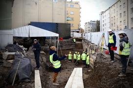 Nova odkritja v procesu arheoloških raziskav na območju SNG Drama Ljubljana