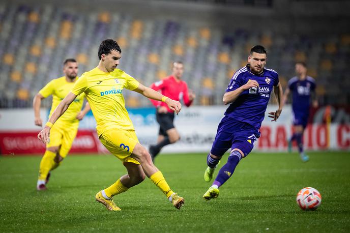 Andrej Đurić | Andrej Đurić ni več posojeni nogometaš Crvene zvezde, na delu v Domžalah, ampak polnopravni član rumene družine. | Foto Blaž Weindorfer/Sportida