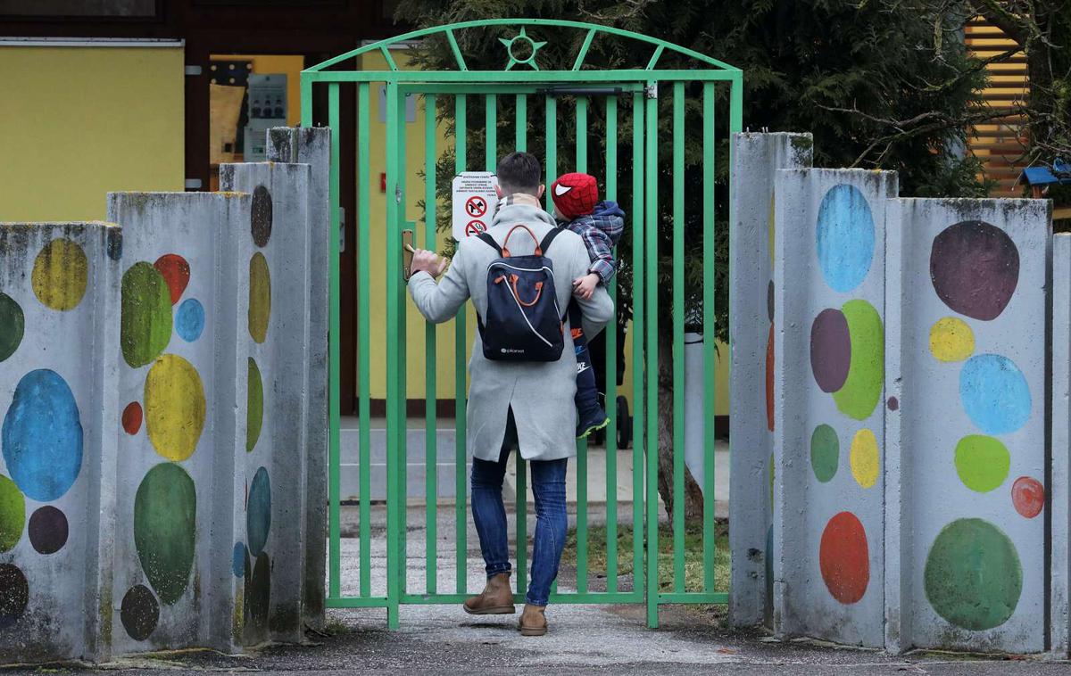 koronavirus šola šole vrtec otroci covid-19 | "Vse to pa z namenom, da šole in vrtci ostajajo odprti, kar je naš glavni cilj," je po današnjem sestanku delovne skupine za področje vzgoje in izobraževanja pojasnila ena od članic skupine Počkarjeva.  | Foto STA