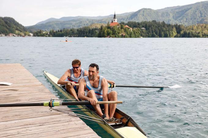 Isak Žvegelj je sin Denisa Žveglja (prvi v čolnu), ki je v dvojcu z Iztokom Čopom leta 1992 na olimpijskih igrah v Barceloni Sloveniji priboril prvo olimpijsko odličje za takrat mlado samostojno državo. Na fotografiji sta leta 2022, ob 30-obletnici iger. | Foto: Nebojša Tejić/STA