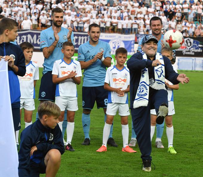 Ni manjkalo prigod, v katerih je Maradona razkazoval svoje nogometno znanje. Od srca mu je zaploskal tudi nekdanji slovenski nogometni legionar Željko Filipović. | Foto: AP / Guliverimage