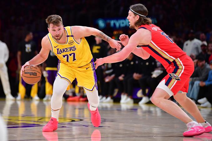 Luka Dončić v dvoboju s Kellyjem Olynykom. | Foto: Reuters