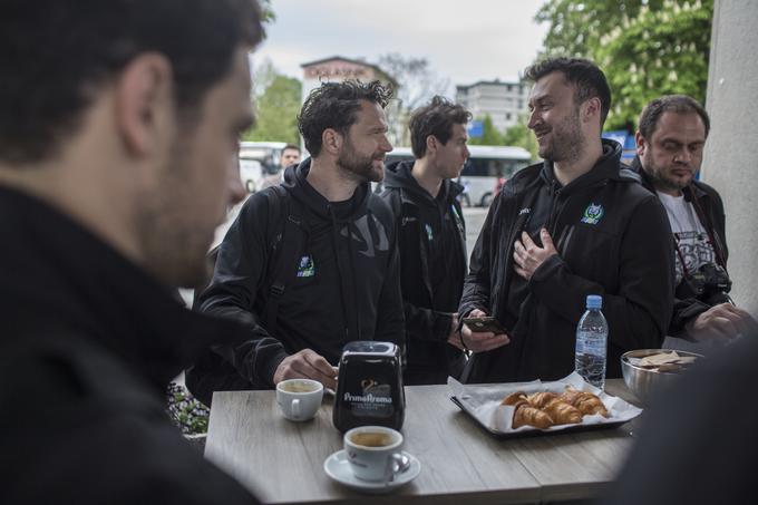 Trener vratarjev Gaber Glavič in izkušeni branilec Sabahudin Kovačević, ki bo igral pomembno vlogo na modri črti, sta se prepustila sproščenemu pogovoru. | Foto: Matej Leskovšek