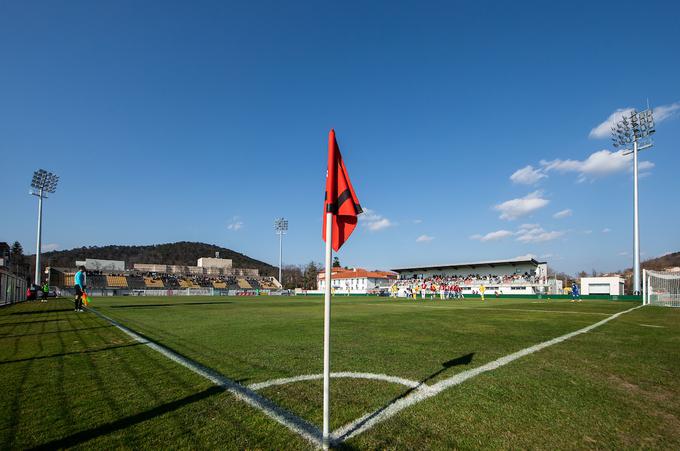 Stadion Rajko Štolfa je postal bogatejši za žaromete, dolgoletno željo ljubiteljev nogometa v tem delu Slovenije, a bodo slovesno prižgani v drugi ligi, saj so se Kraševci po štirih letih poslovili od prve lige. V 1. SNL bodo v sezoni 2023/24 nastopali Olimpija, Celje, Maribor, Domžale, Mura, Koper, Radomlje, Bravo, Rogaška in Aluminij. | Foto: Vid Ponikvar