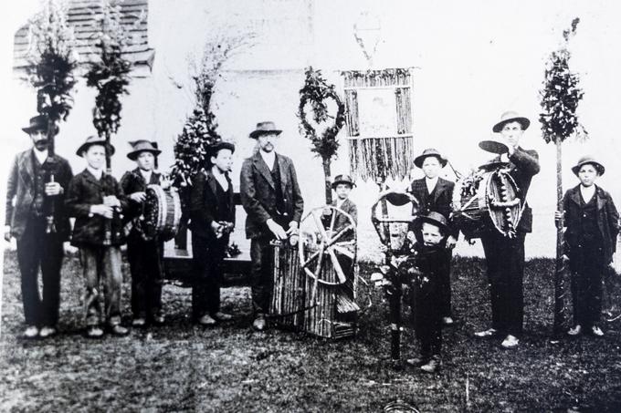 Najstarejša fotografija ljubenskih potic je bila posneta leta 1912. Na njej je videti potice različnih motivov – bobne, bandero, srce.  | Foto: Ana Kovač