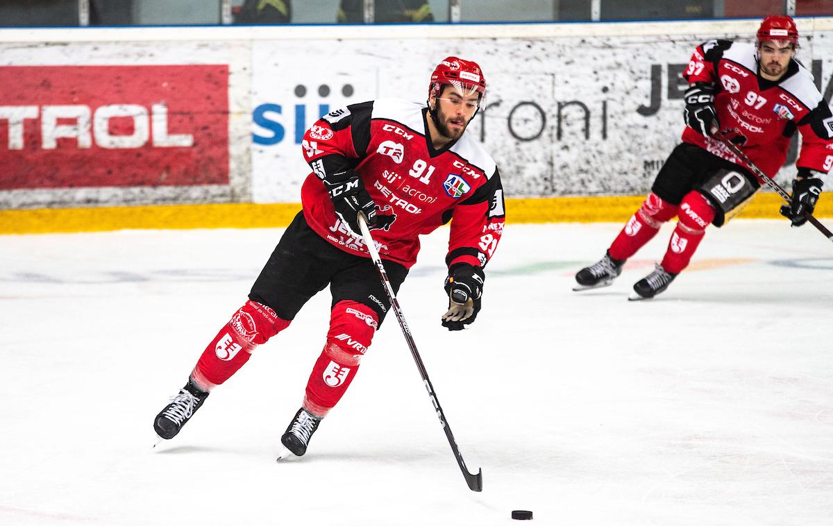 HDD Jesenice, Žan Jezovšek | Jeseničani so na uvodni pripravljalni tekmi z 1.3 izgubili s Zell am See. Edini gol železarjev je dosegel Žan Jezovšek. | Foto Peter Podobnik/Sportida