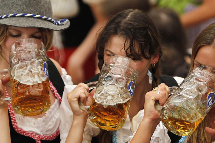 oktoberfest | Običajno se cene piva v Münchnu gibljejo med 7,70 in 12,80 evra, v času Oktoberfesta pa silovito narastejo. | Foto Guliverimage/AP