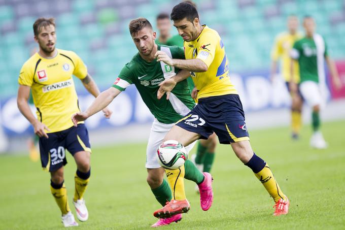 Andraž Šporar je bil v jesenskem delu vroč kot še nikoli v karieri. Na gostovanju v Celju, kjer mu ni šlo najbolje v pokalu, saj je Olimpija izpadla, on pa zapravil strel z bele točke, je bil neustavljiv. Presegel je osebni rekord in dosegel kar štiri zadetke. Šporarjev poker je zadostoval, da se je s 13 zadetki ugnezdil na vrhu lestvice najboljših strelcev Prve lige Telekom Slovenije. Zmaji so se maščevali Celjanom za bolečo slovo v četrtfinalu pokala Slovenije. | Foto: 