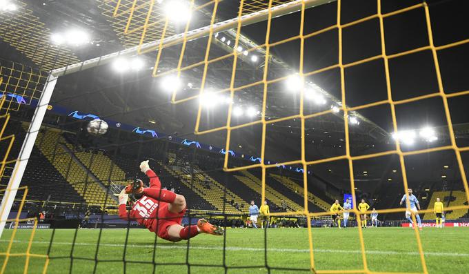 Riyad Mahrez je zatresel mrežo Borussie z bele točke. Alžirec se že veseli polfinalnih dvobojev s PSG. To bosta zanj zelo čustveni tekmi, saj se je rodil v Parizu in tam preživel mladost. | Foto: Reuters