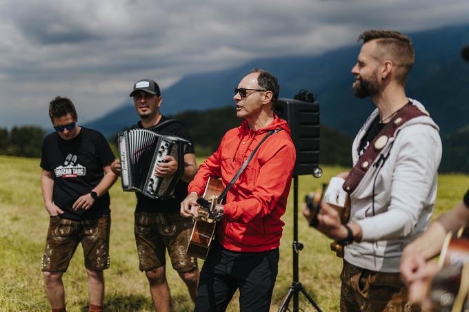 "Vesel sem, da peljejo naprej to slovensko linijo, saj tovrstna glasba lahko konkurira katerikoli drugi glasbi. Zato podpiram tudi take njihove velike projekte, ki jih pripravljajo Fehtarji ali pa Modrijani," je povedal Potrebuješ. | Foto: Žan Zajc