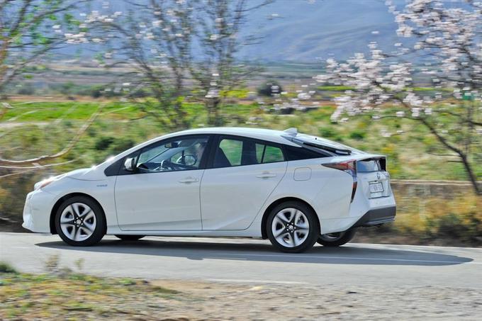 Prius po novem ob spuščeni stopalki za plin na krilih elektrike jadra do hitrosti 110 kilometrov na uro, zgolj na elektriko pa se je zmožen peljati do hitrosti 60 kilometrov na uro. | Foto: 