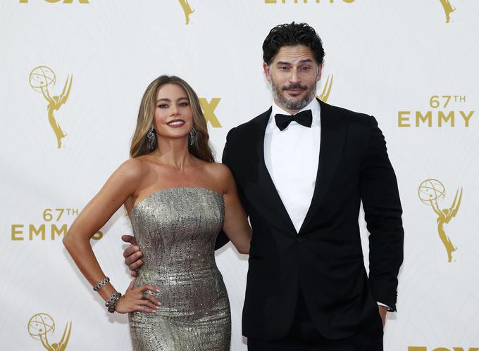 Od leta 2015 je Sofia Vergara poročena z mlajšim igralcem Joejom Manganiellom. | Foto: Reuters