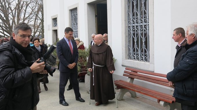 Ko je zadnji francoski kralj, pregnani 79-letni Karel X., iz sobe na Goriškem, kjer je ležal bolan in umiral, gledal Kostanjevico, si je zaželel, da bi bil pokopan v tej cerkvi. | Foto: STA ,