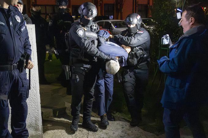 Privedba osumljencev na policijsko postajo.  | Foto: Reuters