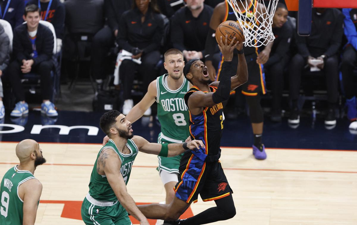 Shai Gilgeous Alexander Oklahoma City Boston | Oklahoma City je nanizala kar 15 zmag. Ugnala je tudi prvaka iz Bostona. | Foto Reuters