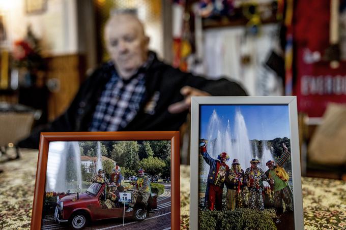 S prijatelji se našemijo v klovne in se skozi celo leto udeležujejo povork.  | Foto: Ana Kovač