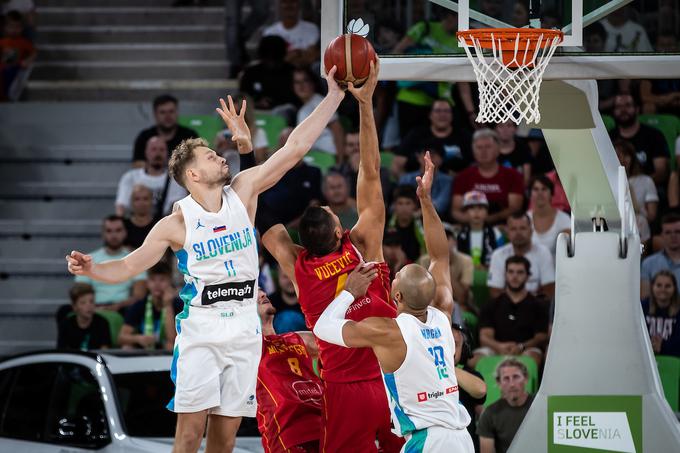 Luka Dončić je proti Črni gori, pri kateri je v obrambi izstopal dolgoletni zvezdnik v ligi NBA Nikola Vučević, dopolnil "trojni dvojček" že pred koncem tretje četrtine. | Foto: Matic Klanšek Velej/Sportida