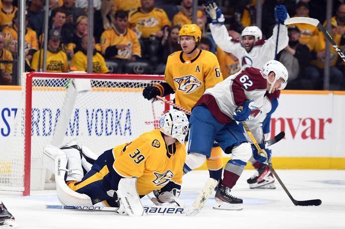 Gabriel Landeskog Colorado Avalanche Nashville Predators | Gabriel Landeskog je k tretji zmagi Colorada prispeval dva zadetka in dve asistenci. Njegovo moštvo od drugega korga končnice loči še ena zmaga. | Foto Reuters