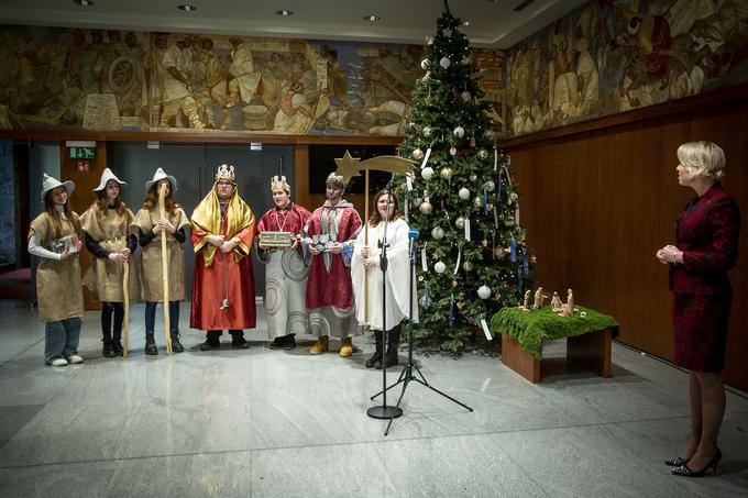 Predsednica DZ Urška Klakočar Zupančič je sprejela kolednike Misijonskega središča Slovenije | Foto: Ana Kovač