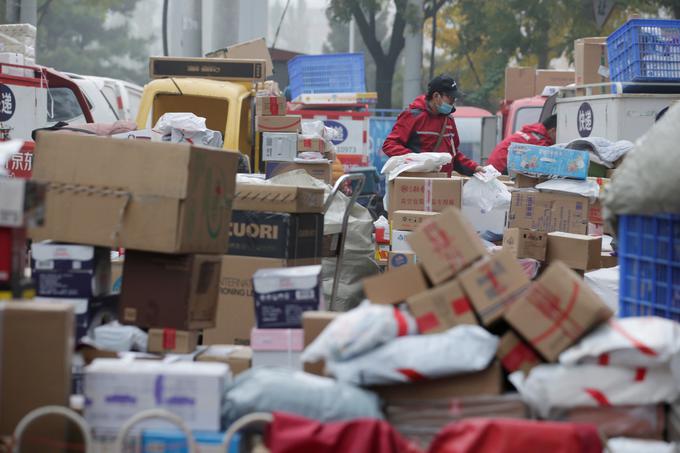 Peking, 14. november: fotografija prikazuje, koliko dela so imeli v dneh po prazniku samskih kitajski poštarji in dostavljavci. Prodajne številke za letos še niso znane, so pa kupci na lanski dan samskih samo na prodajnih platformah kitajskega veletrgovca Alibaba zapravili več kot 20 milijard evrov.  | Foto: Reuters