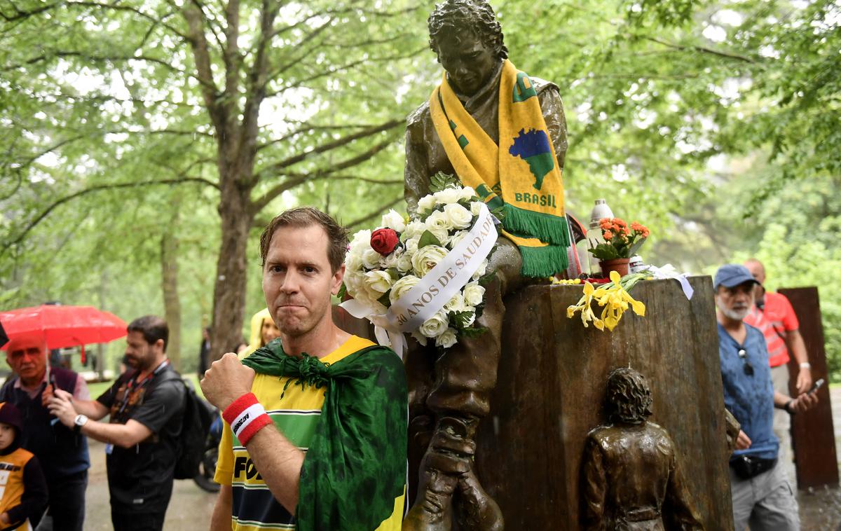 Imola Sebastian Vettel Ayrton Senna | Sebastian Vettel je aktualne dirkače popeljal do spomenika, ki stoji ob progi v Imoli. | Foto Reuters