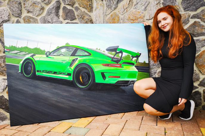 Michelle Jakelj | Že njeno uporabniško ime na Instagramu (@realisticcarpaintings) pove vse. Michelle Jakelj poskuša z uporabo oljnatih barv kar najbolj realno naslikati njej ljube avtomobile. | Foto Gregor Pavšič