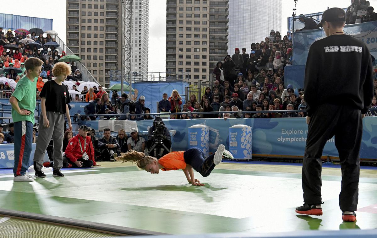 Breakdance OI mladih 2018 | Breakdance bo prva plesna disciplina, ki jo bo doletela čast predstavitve na olimpijskih igrah. Na fotografiji: breakerji na OI mladih v Buenos Airesu leta 2018. | Foto Guliverimage/Getty Images