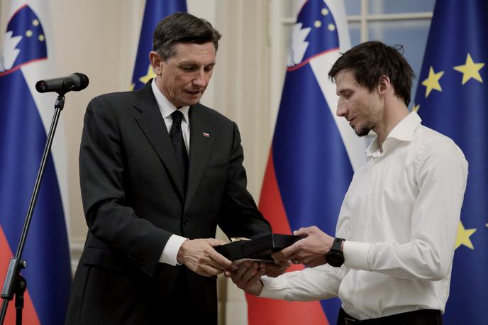 Robert Kranjec Borut Pahor | Slovenski predsednik Borut Pahor je slovenskemu smučarskemu skakalcu Robertu Kranjcu ob koncu njegove športne poti poklonil "ptička hvaležnosti". | Foto Daniel Novakovič/STA