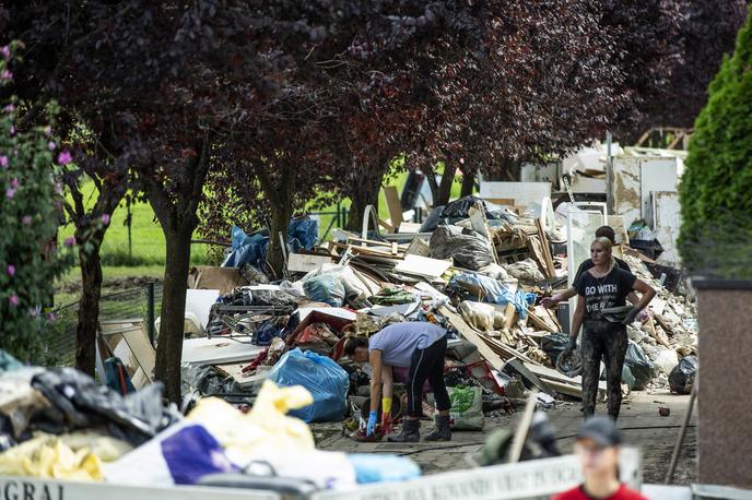 Poplave | Pri uporabi delovne opreme, kot so žage in druga ročna orodja, velja poziv k izjemni previdnosti. Upoštevati je treba navodila za varno uporabo in delo ter uporabljati predpisano osebno varovalno opremo. Delovno opremo je treba pred uporabo pregledati, v nevarnem območju mehanizacije pa naj se ne bi zadrževali. | Foto Ana Kovač