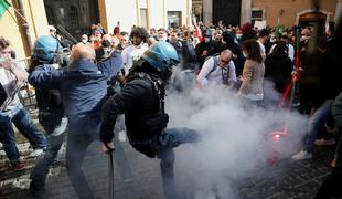 V Italiji izgredi na protestih, Orban napovedal sproščanje, ponekod v Avstriji podaljšujejo ukrepe